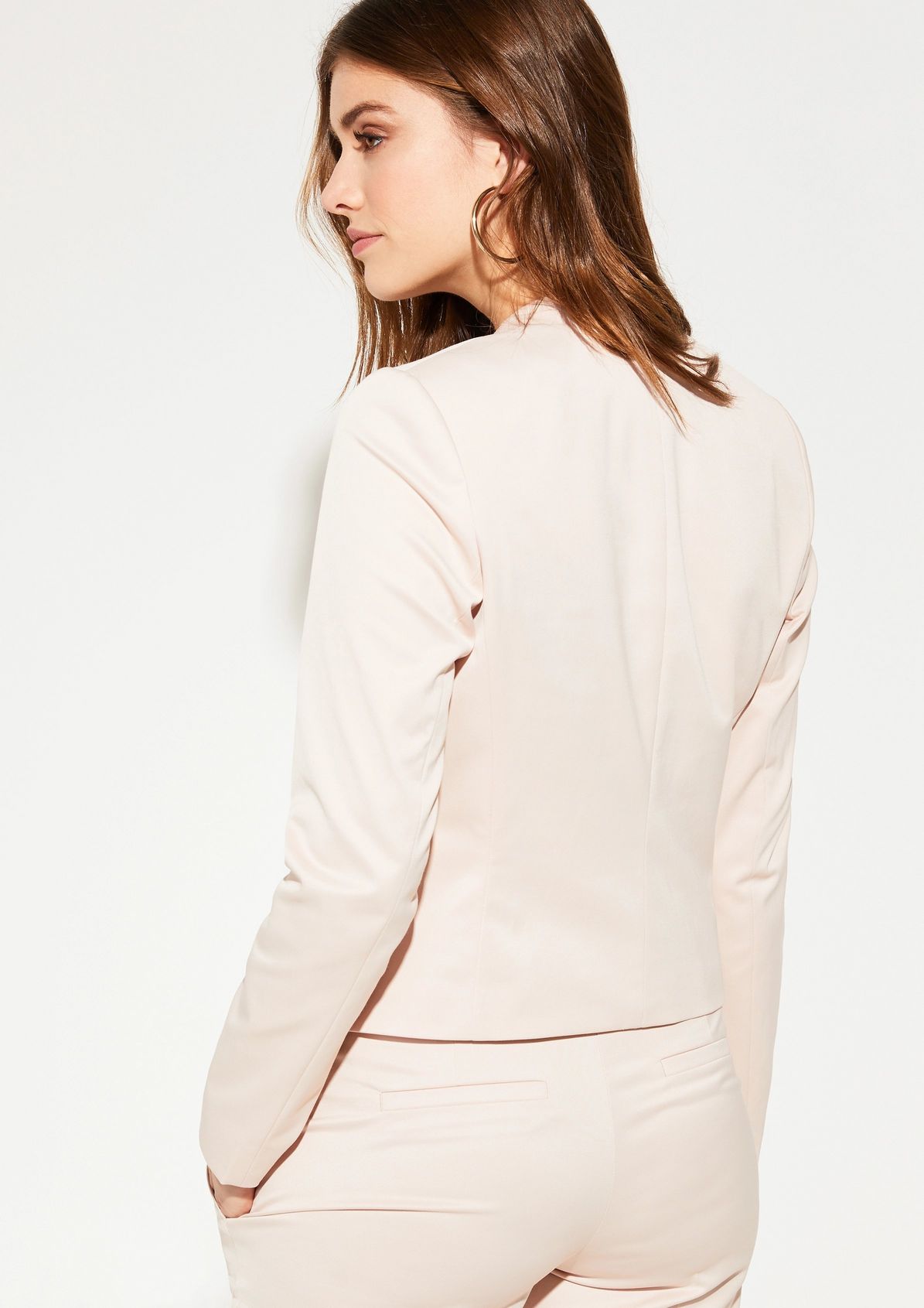 Cropped blazer with wavy edges from comma