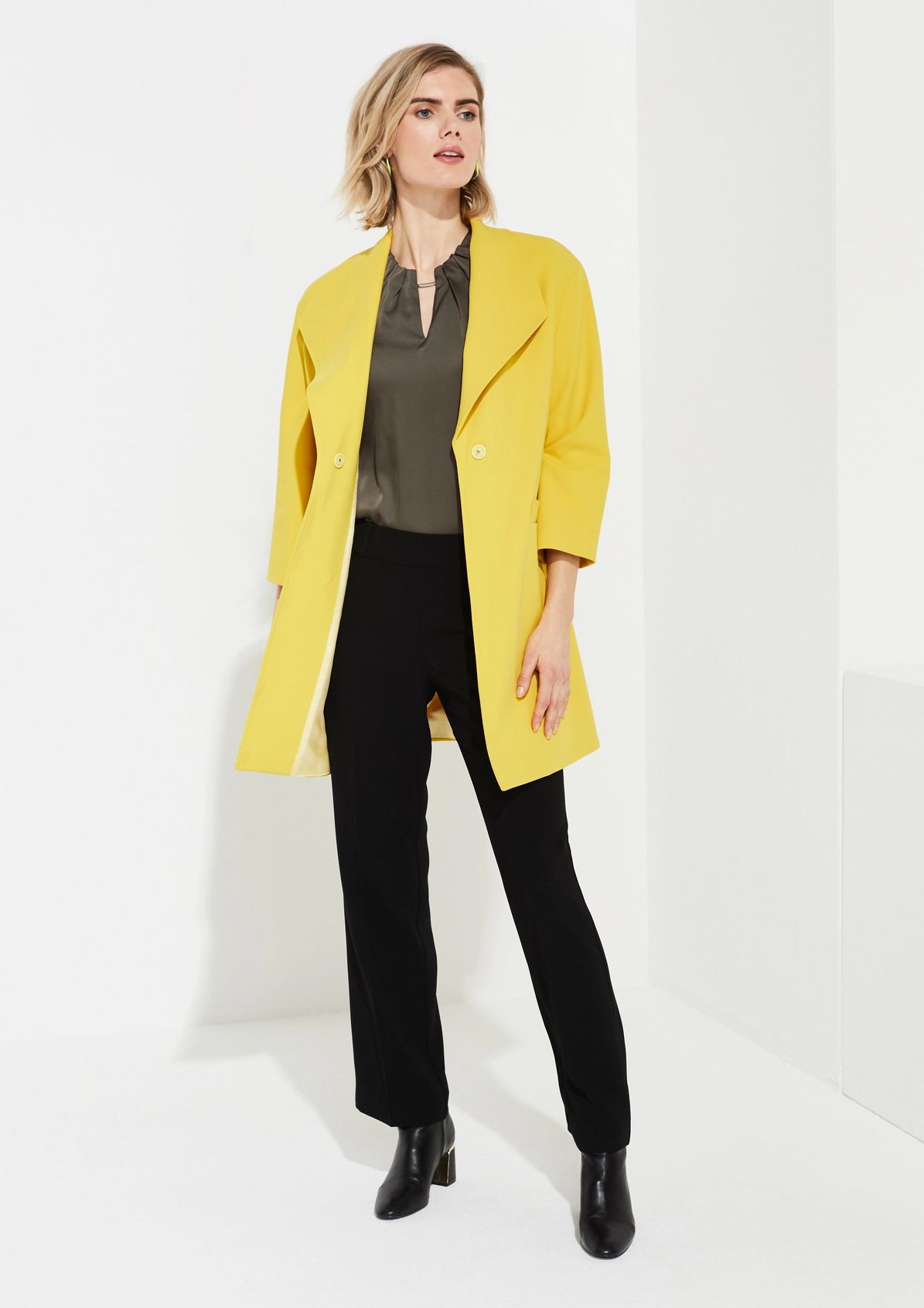 Lightweight coat in an O-shaped design from comma