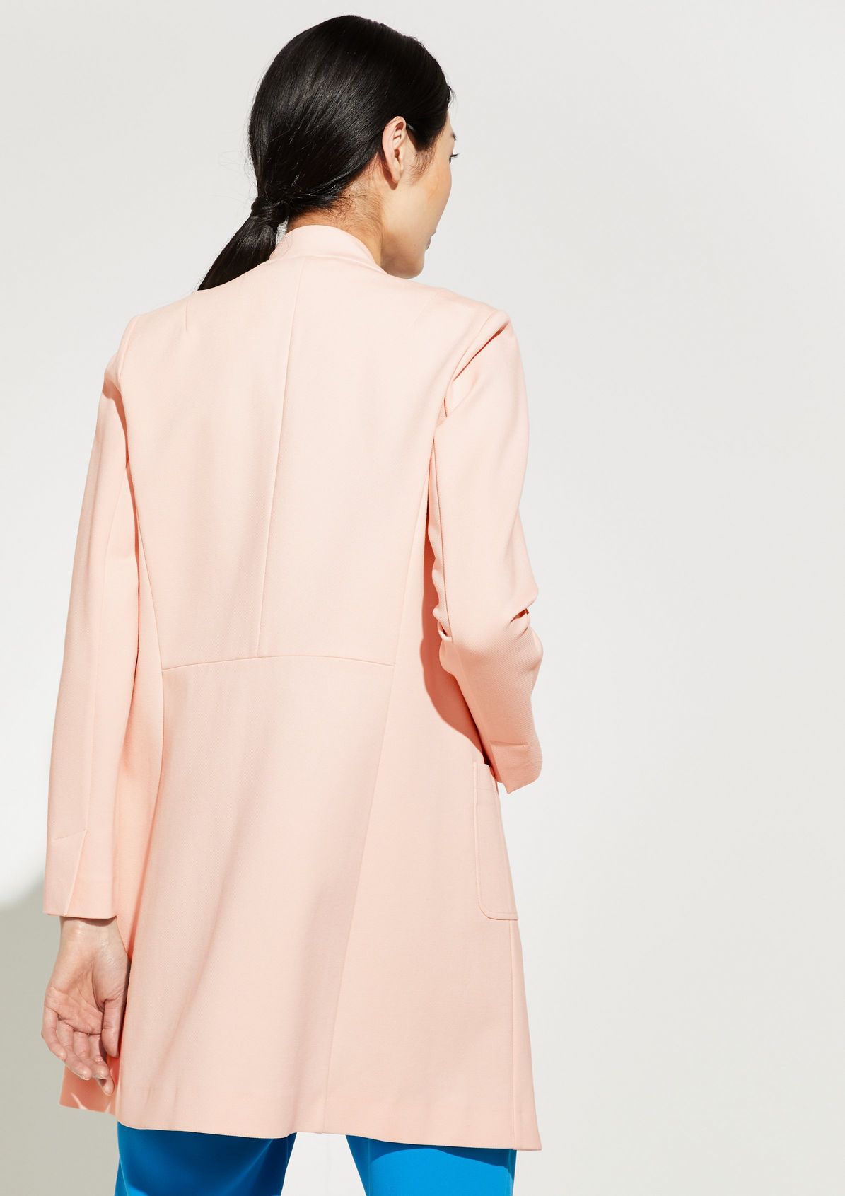 Coat with a geometric collar from comma