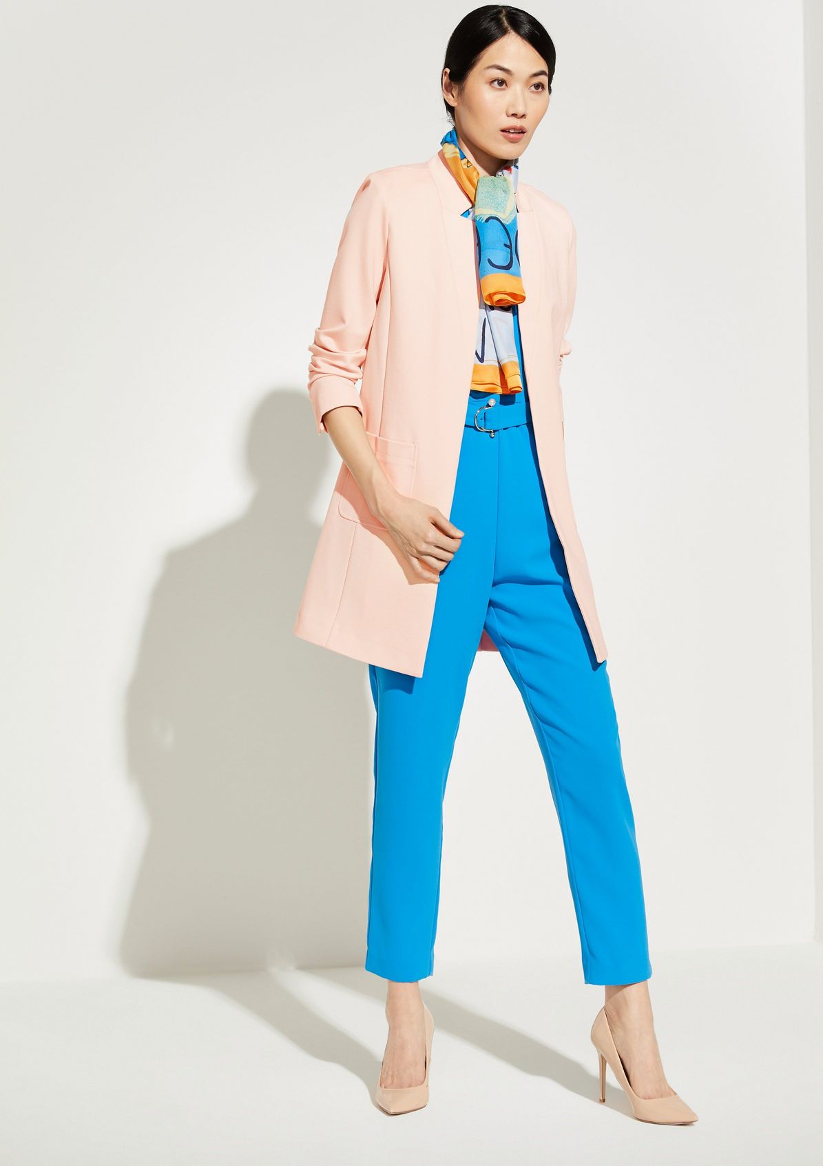 Coat with a geometric collar from comma