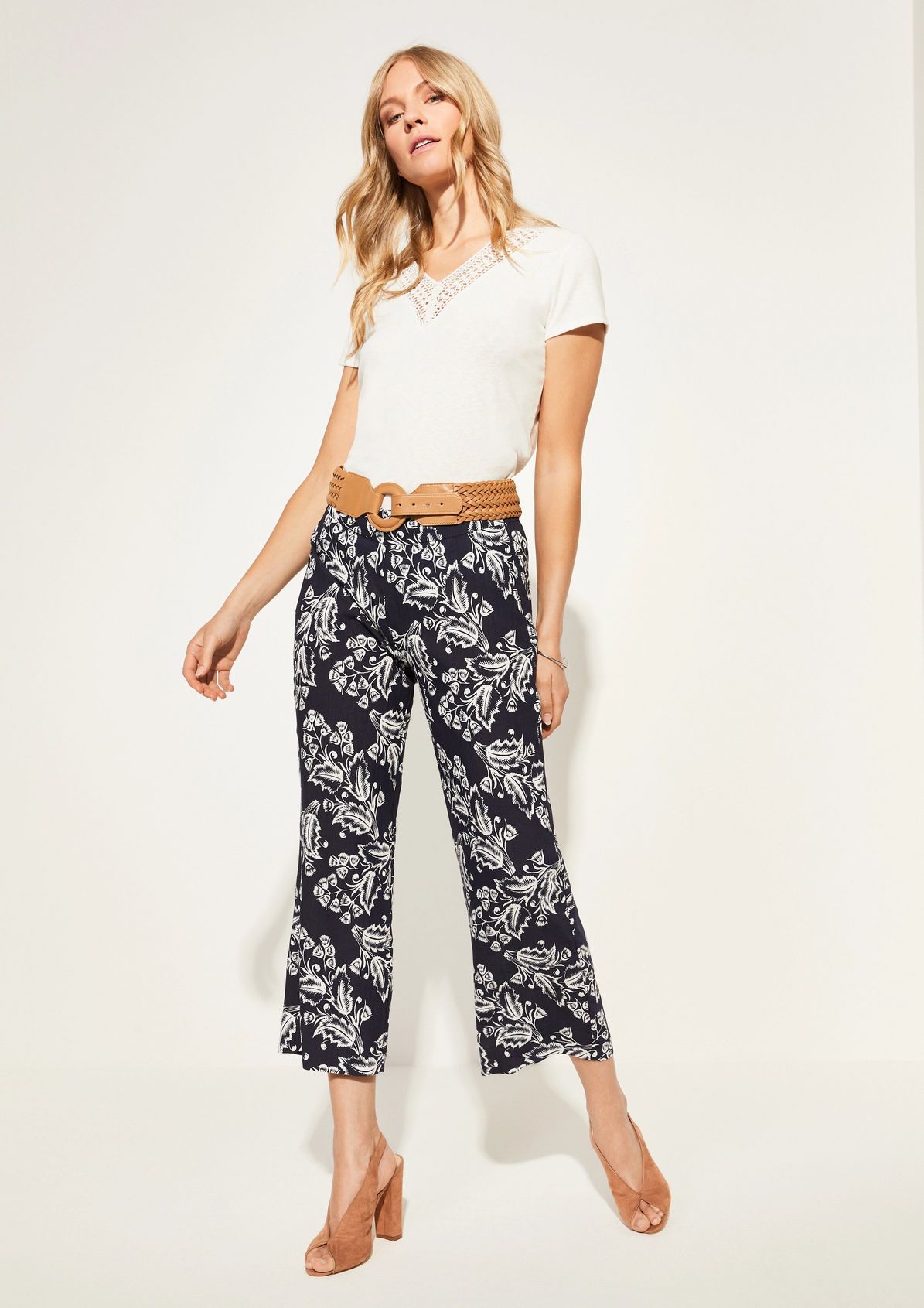 Regular Fit: trousers with an all-over print from comma