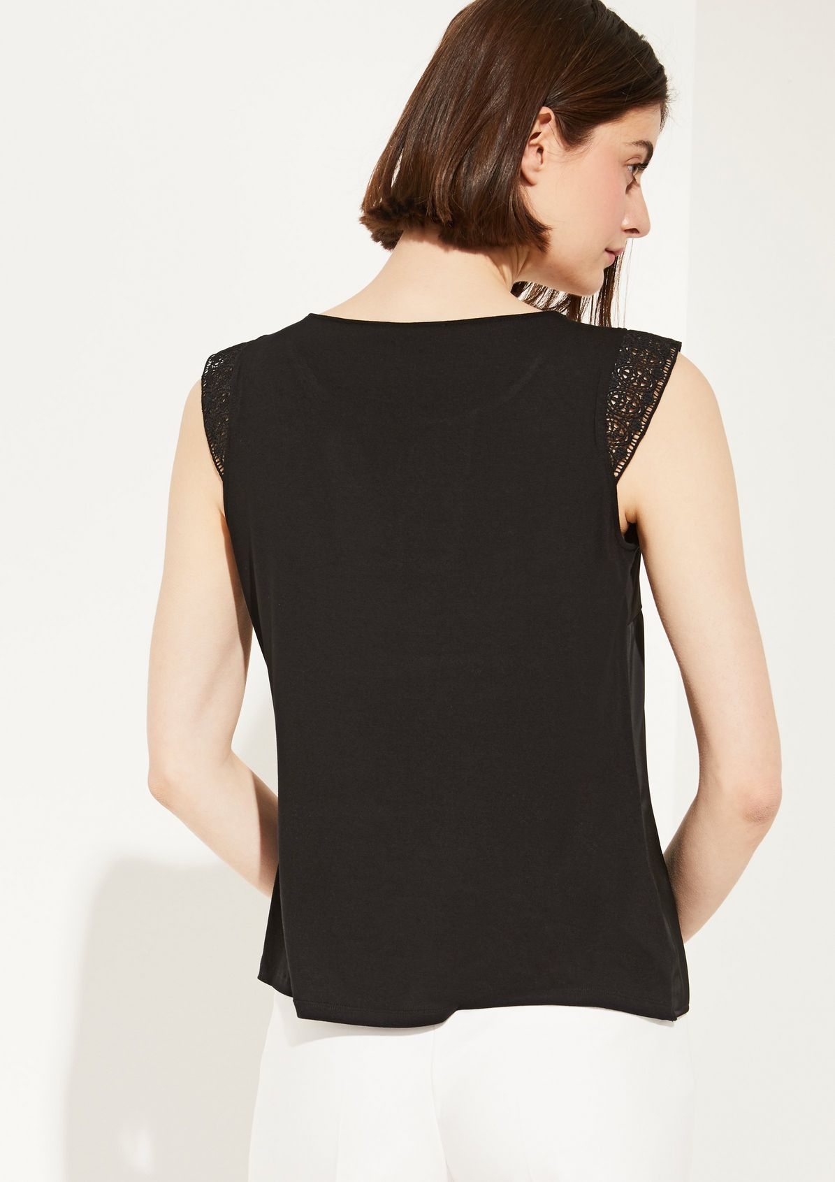 Top in a mix of materials and crocheted lace from comma