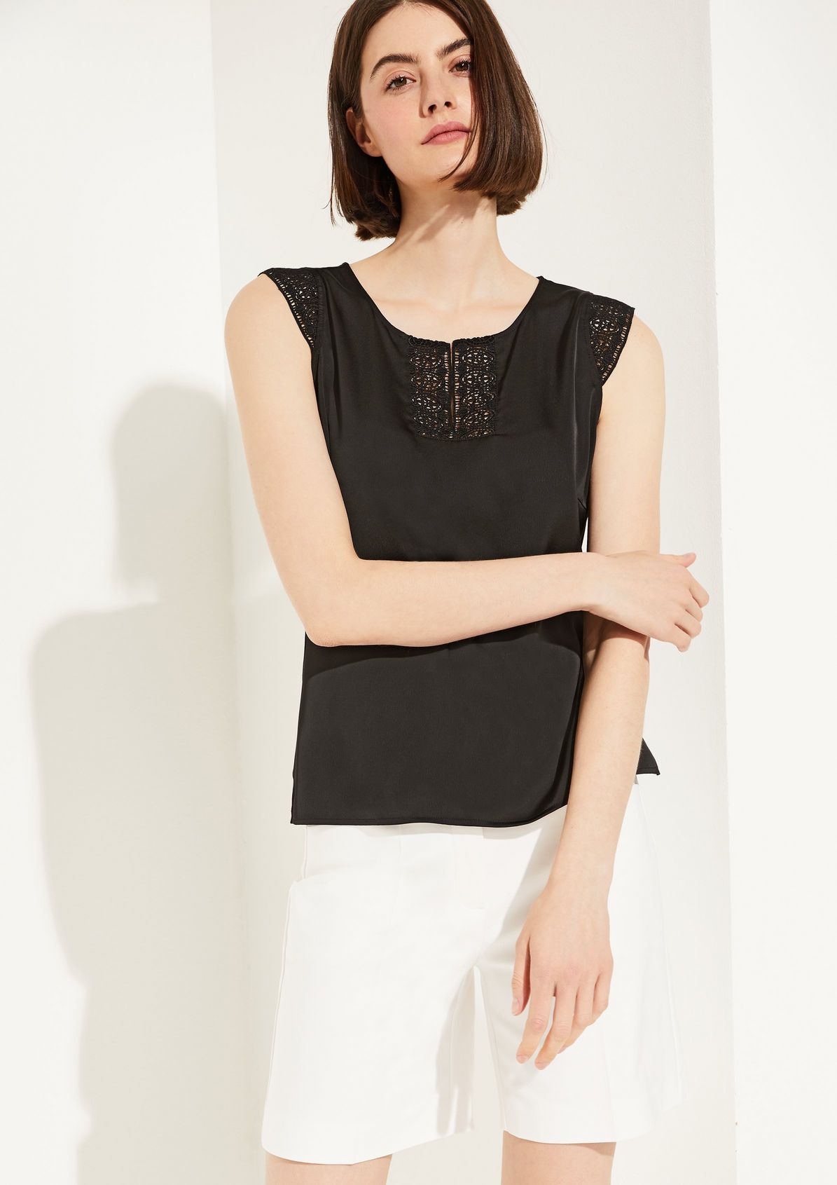 Top in a mix of materials and crocheted lace from comma