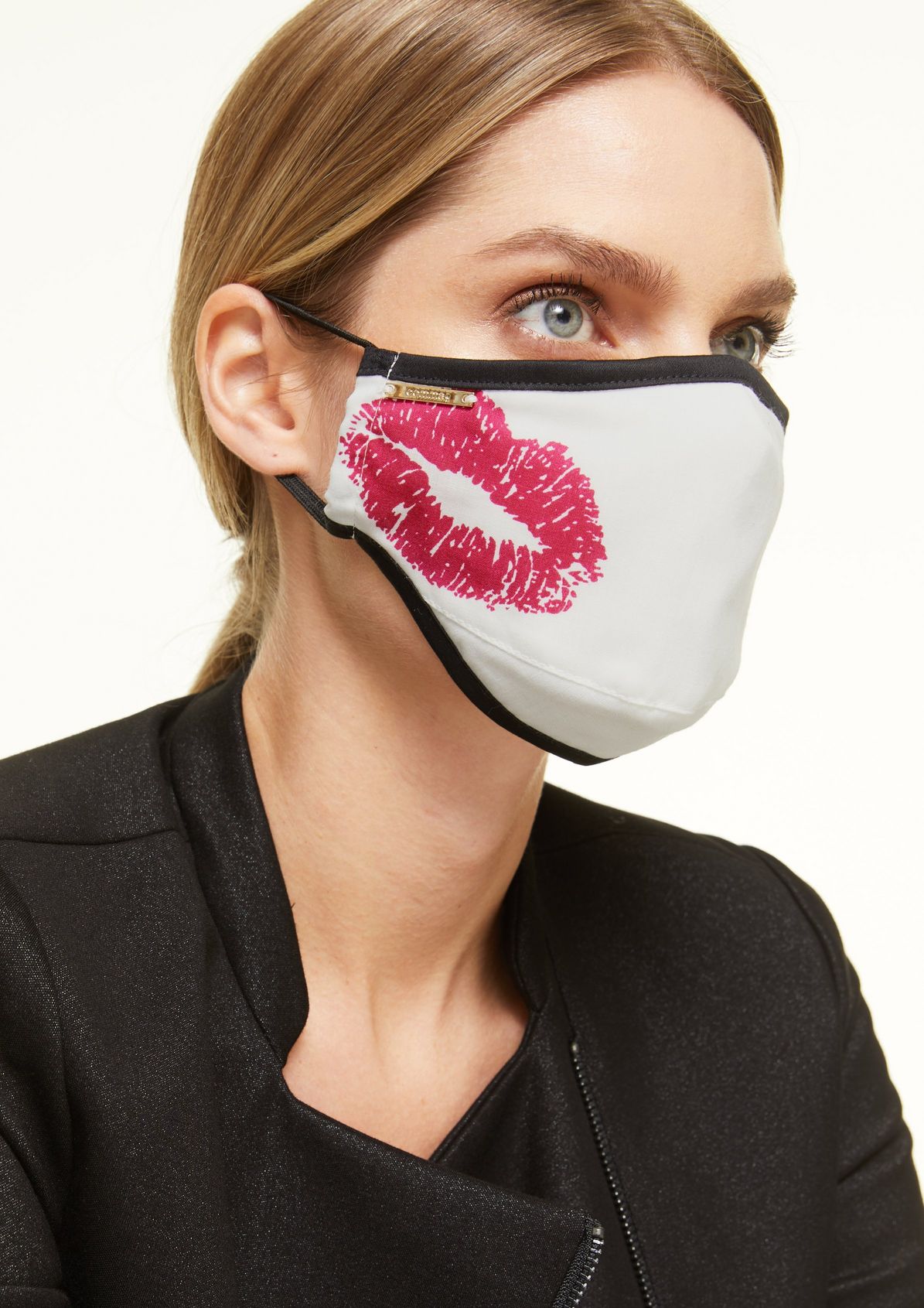 Face mask with print from comma