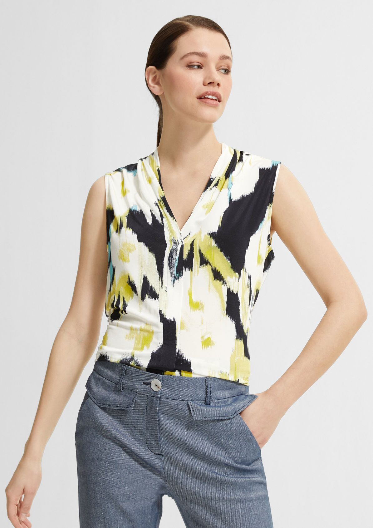 Top with a gathered V-neckline from comma