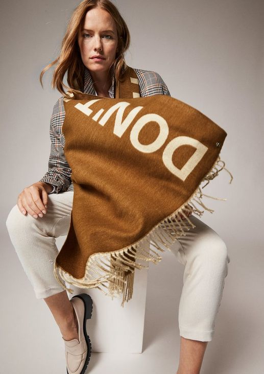 Scarf with lettering from comma