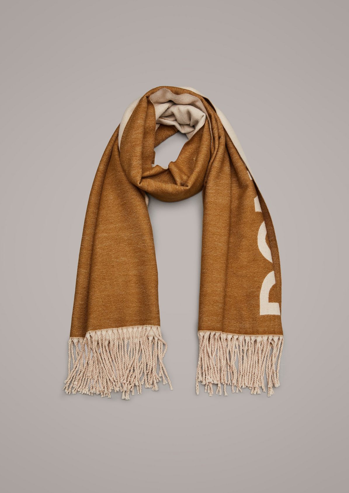 Scarf with lettering from comma