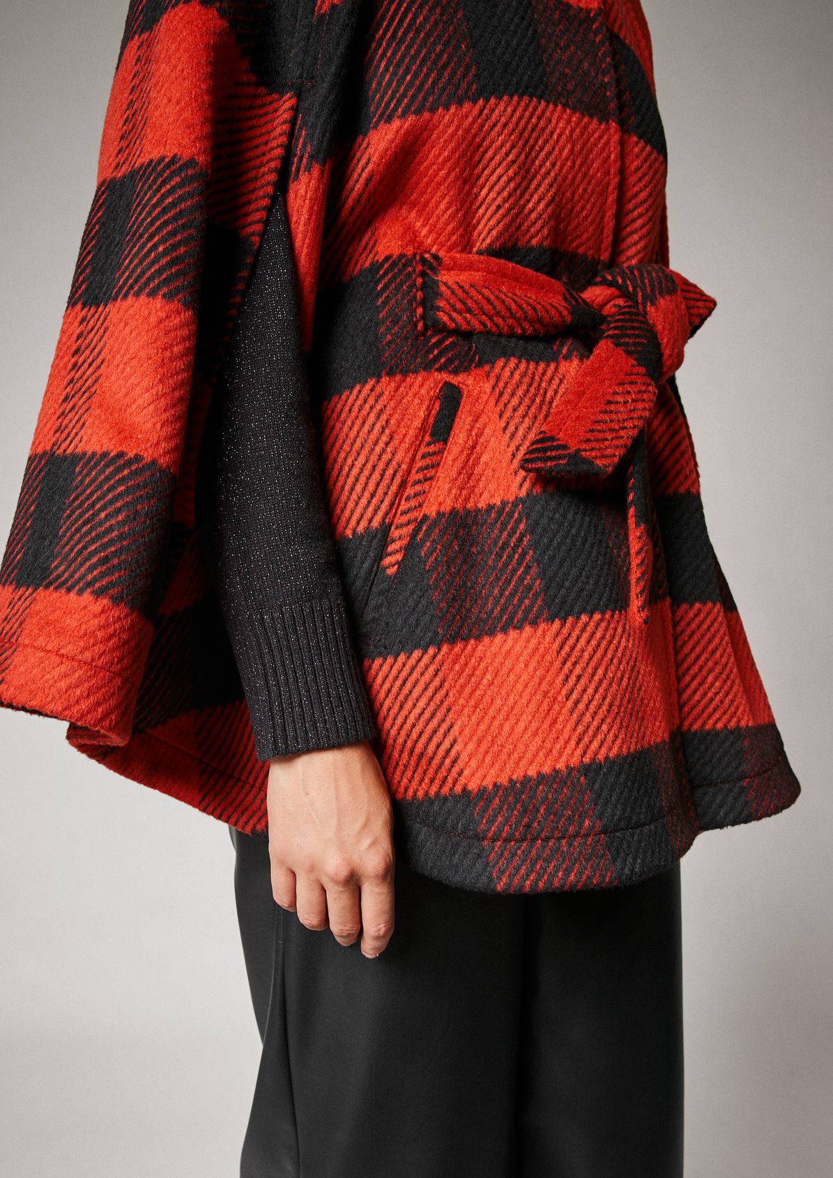 Check cape with wool from comma
