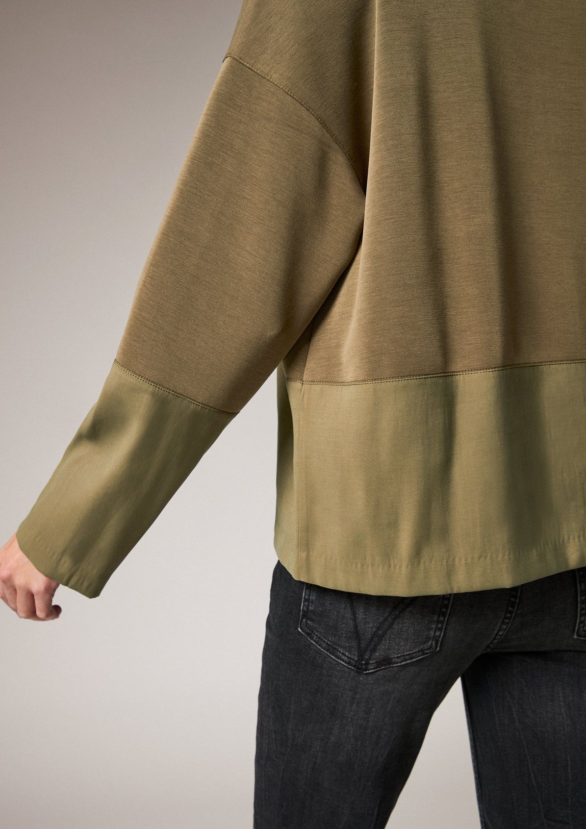 Scuba top with twill sections from comma