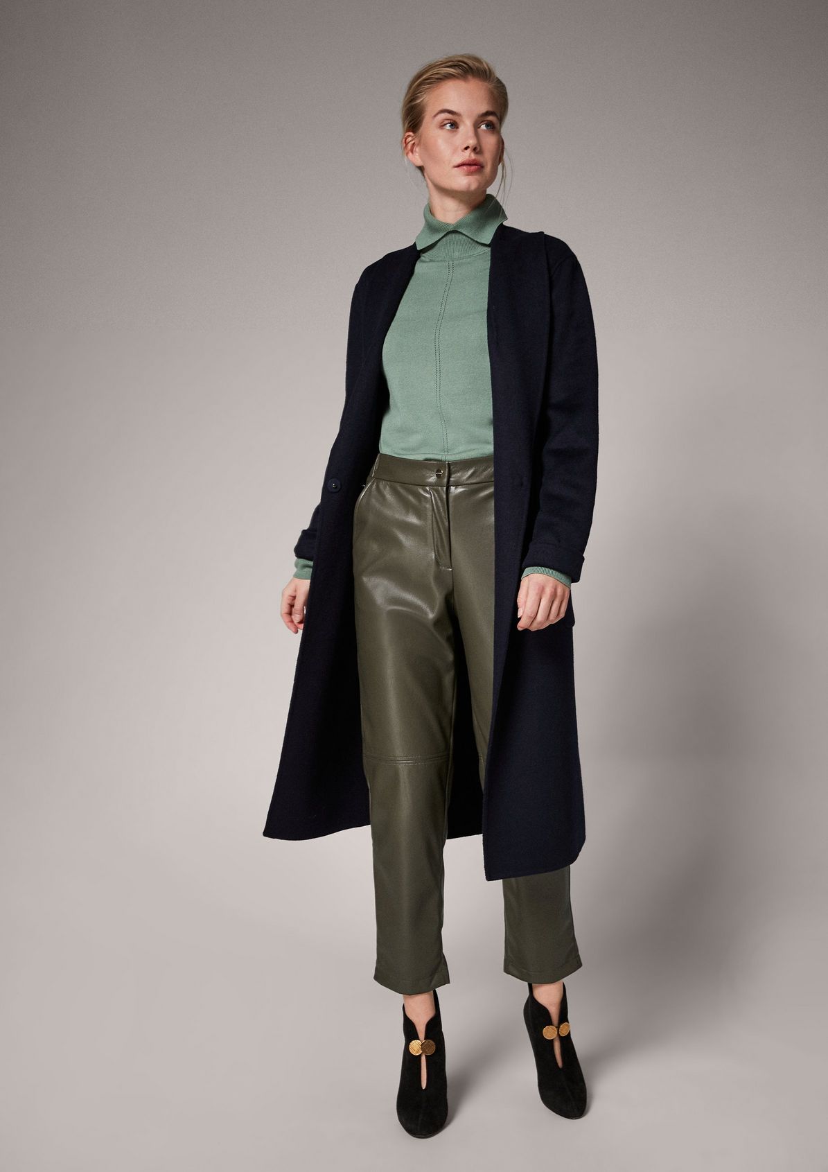 7/8-length trousers with a nappa effect from comma