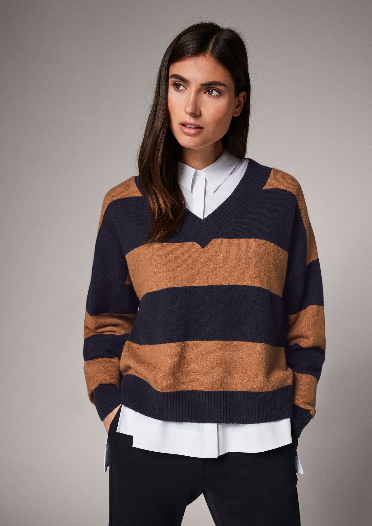 Cropped jumper with a V-neckline from comma