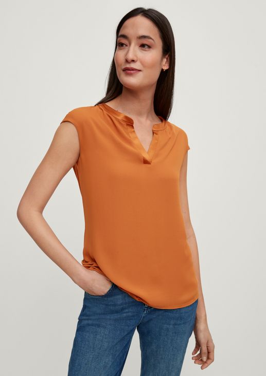 Top with a notch neckline from comma