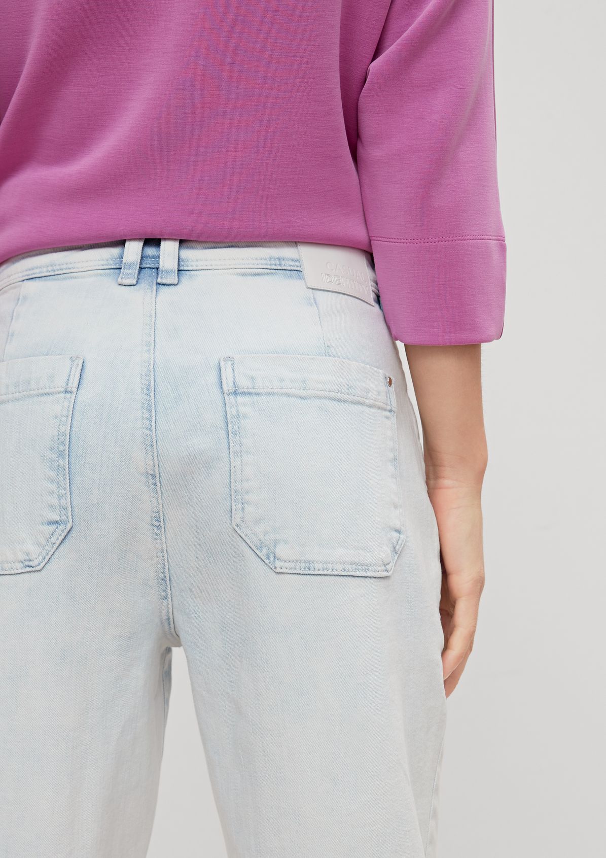 Relaxed: pale jeans with zip details from comma