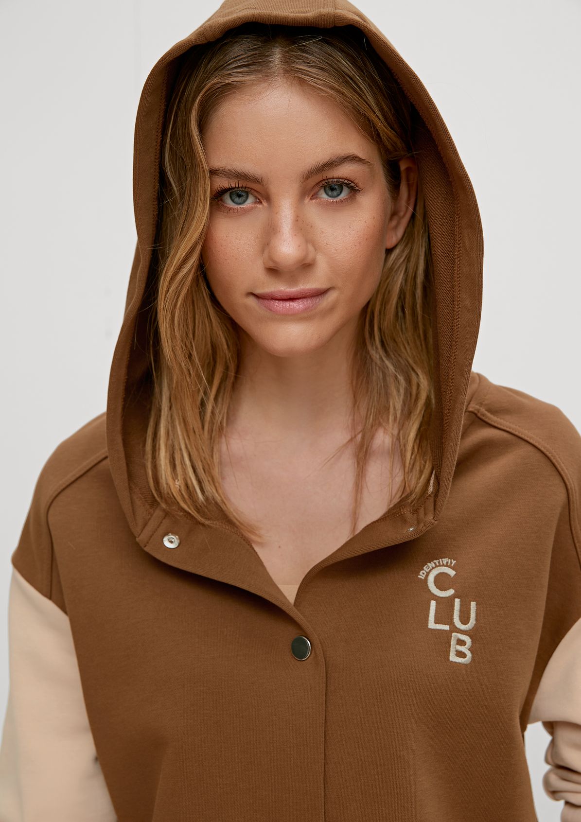 Sweatshirt jacket in a college style from comma