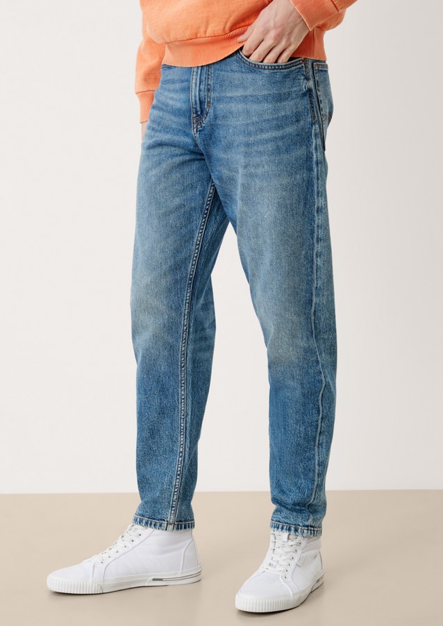 Men Jeans | Relaxed: jeans with a tapered leg - QP21860