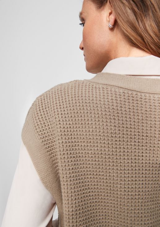 Sleeveless jumper in textured knit yarn from comma