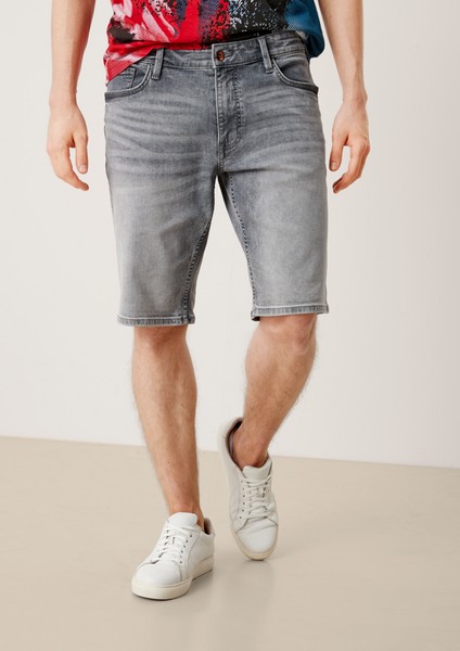 Men Bermuda Shorts | Denim shorts with a garment wash - IC10280