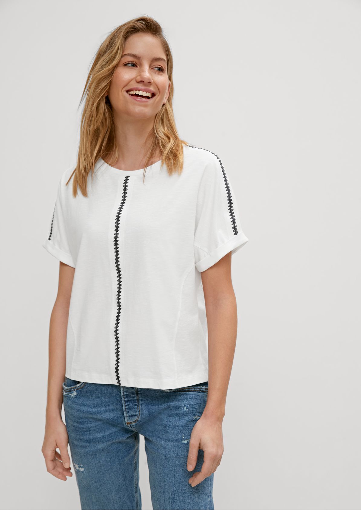 T-shirt with contrasting embroidery from comma