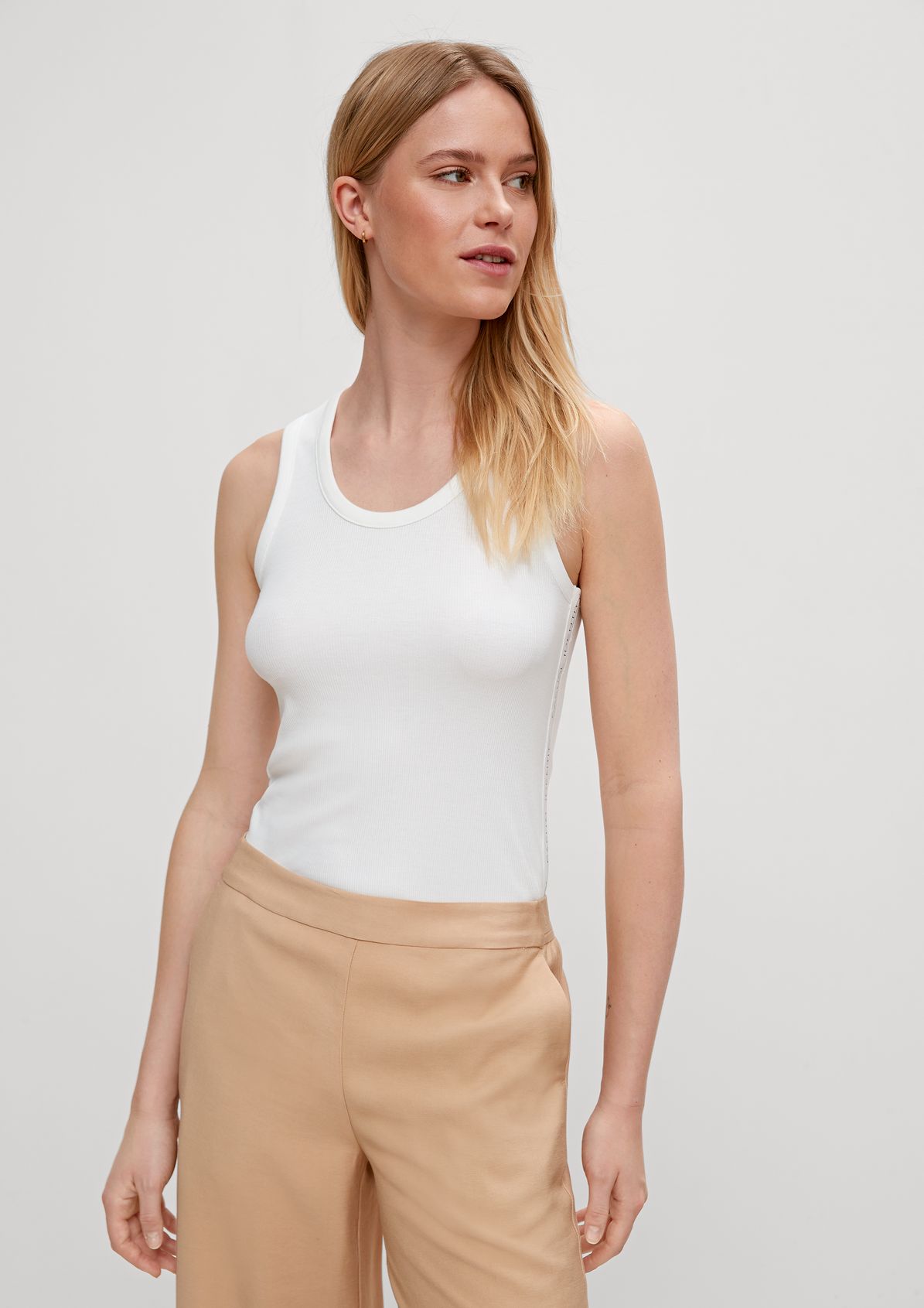 Top with a ribbed texture from comma