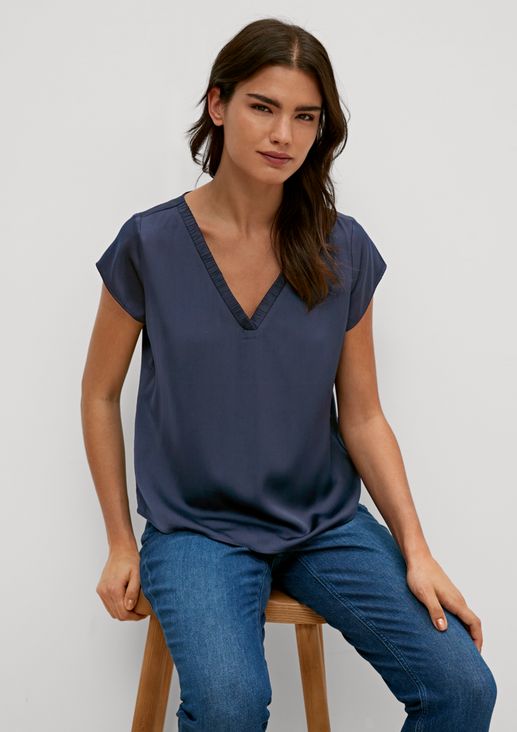 Blouse with a V-neckline from comma