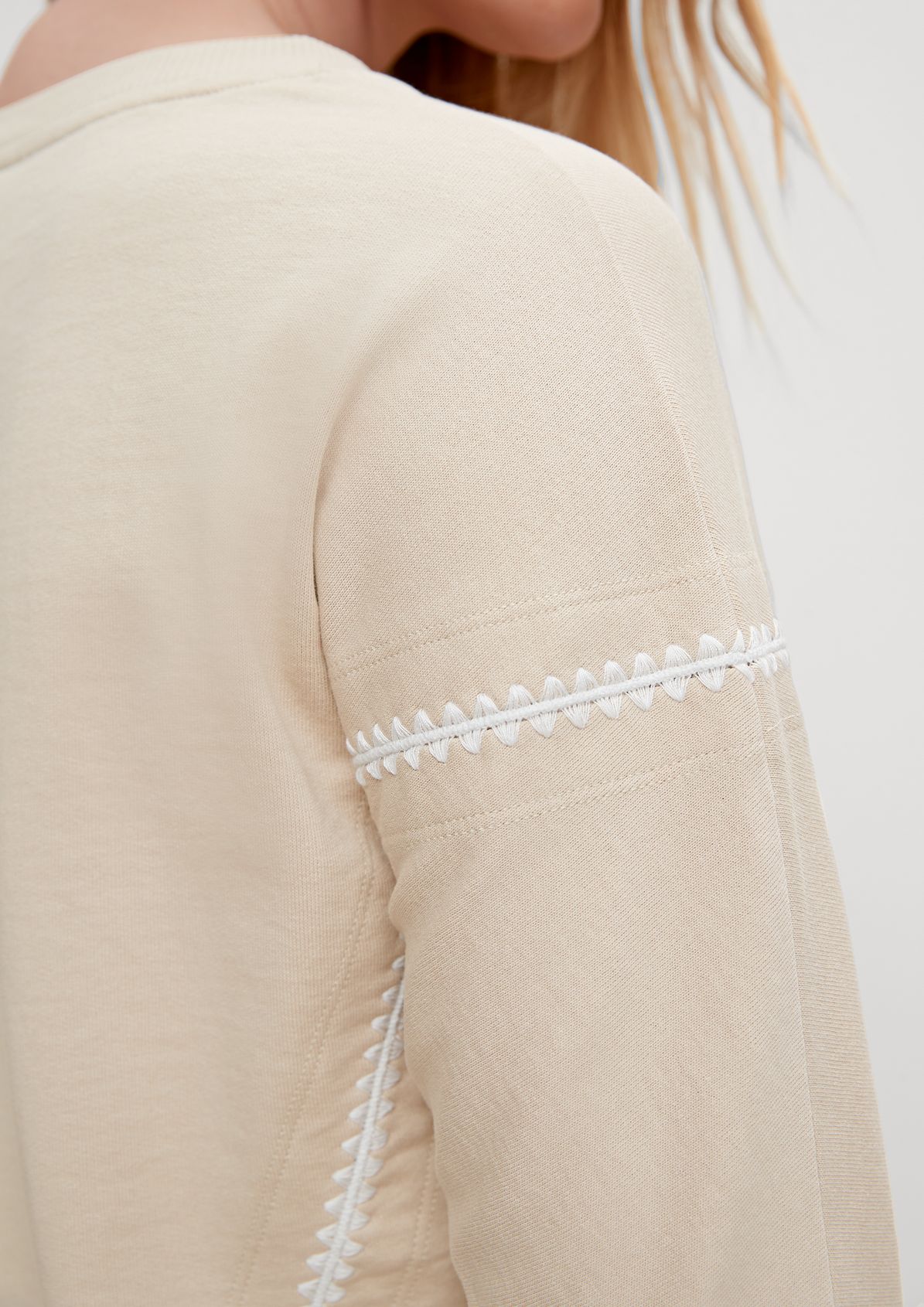 Jumper with embroidered details from comma