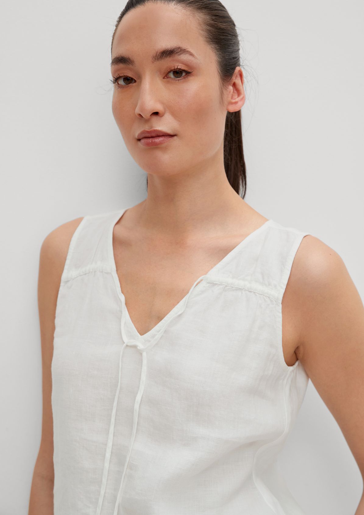 Linen top with a tie from comma