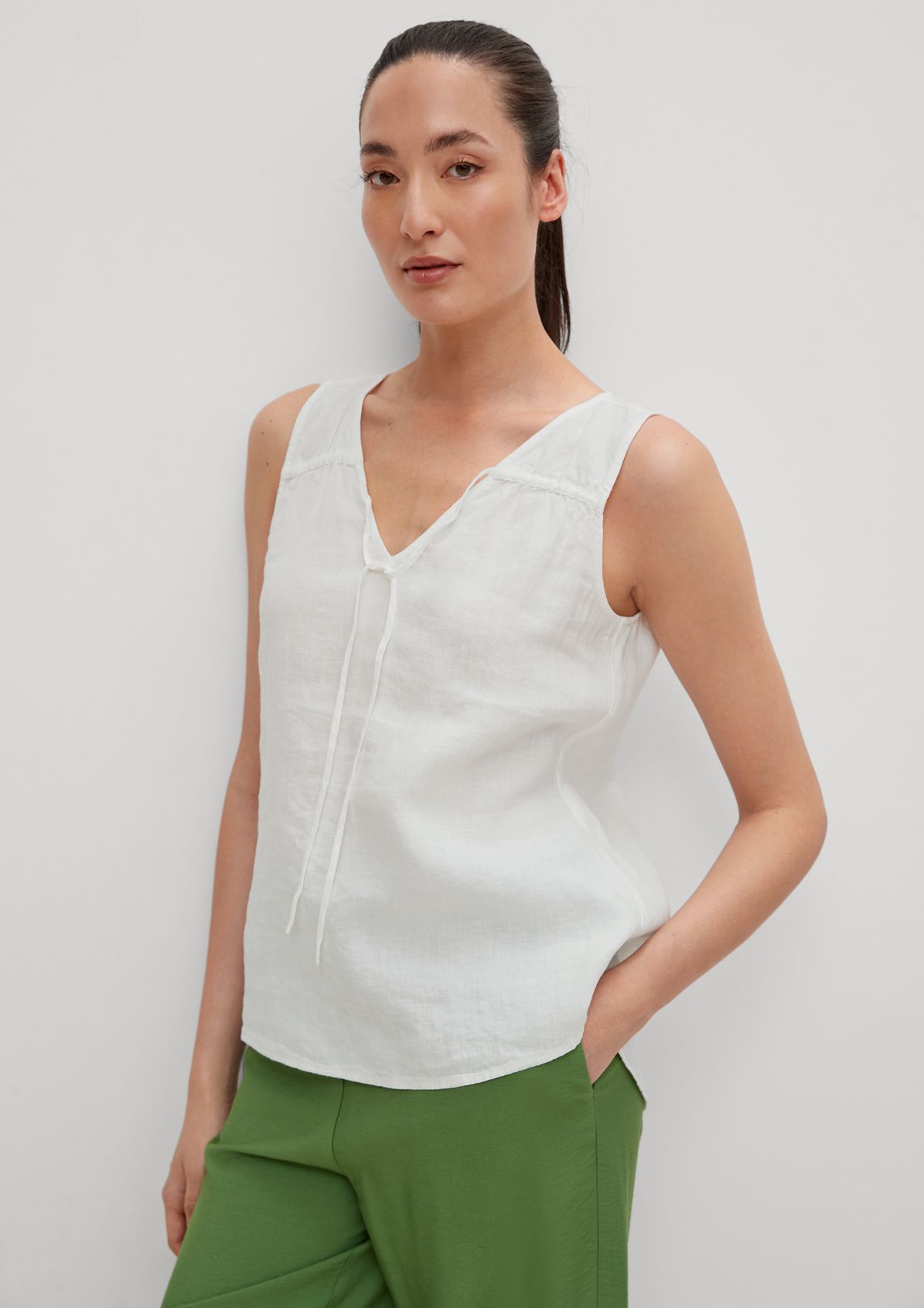 Linen top with a tie from comma