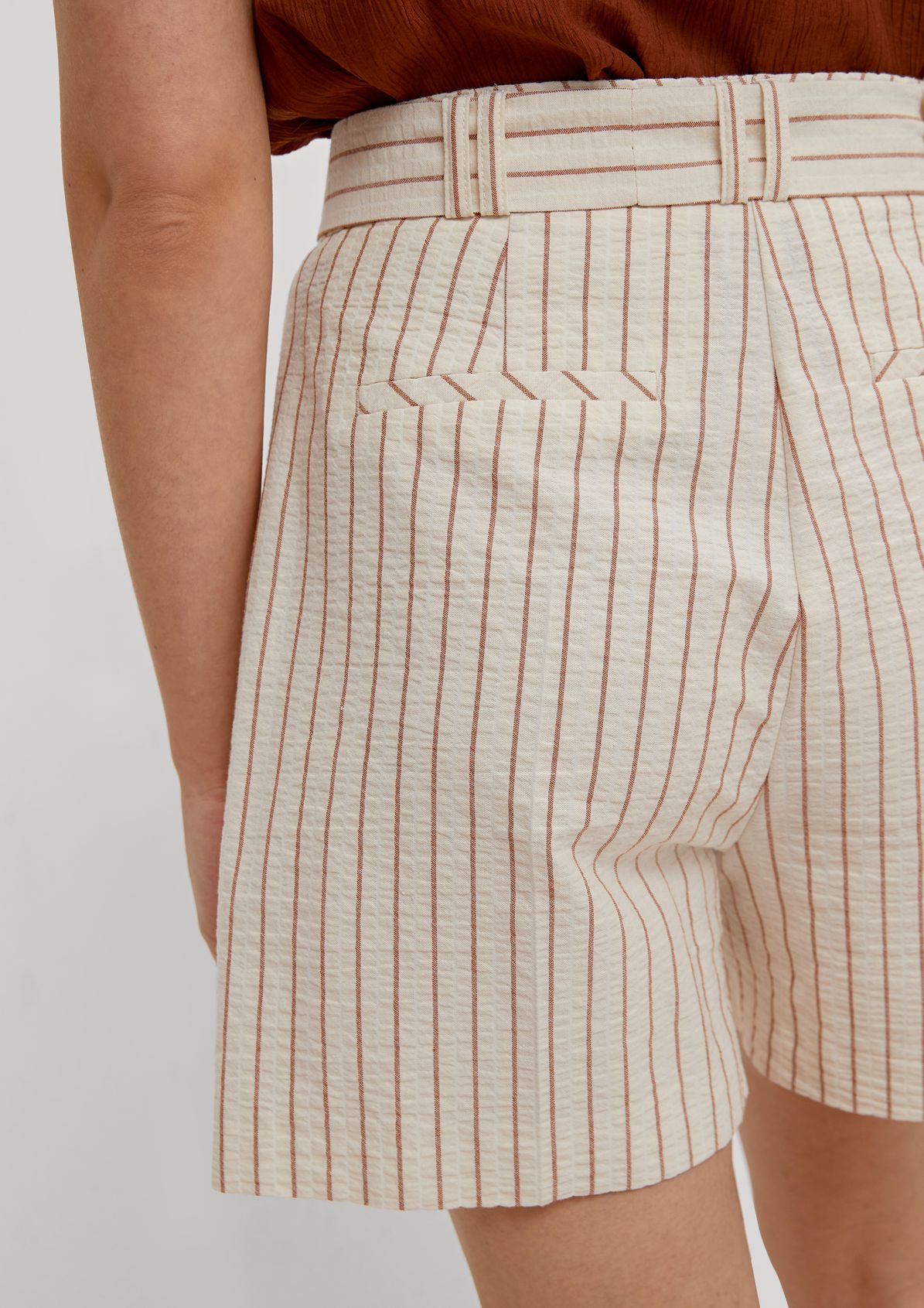 Regular: Shorts mit Streifen und Schleife 