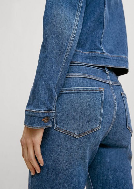 Kurze Jeansjacke mit Ziernähten 