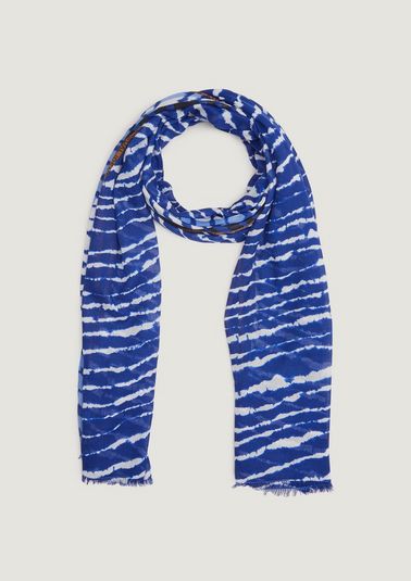 Scarf with an all-over print from comma