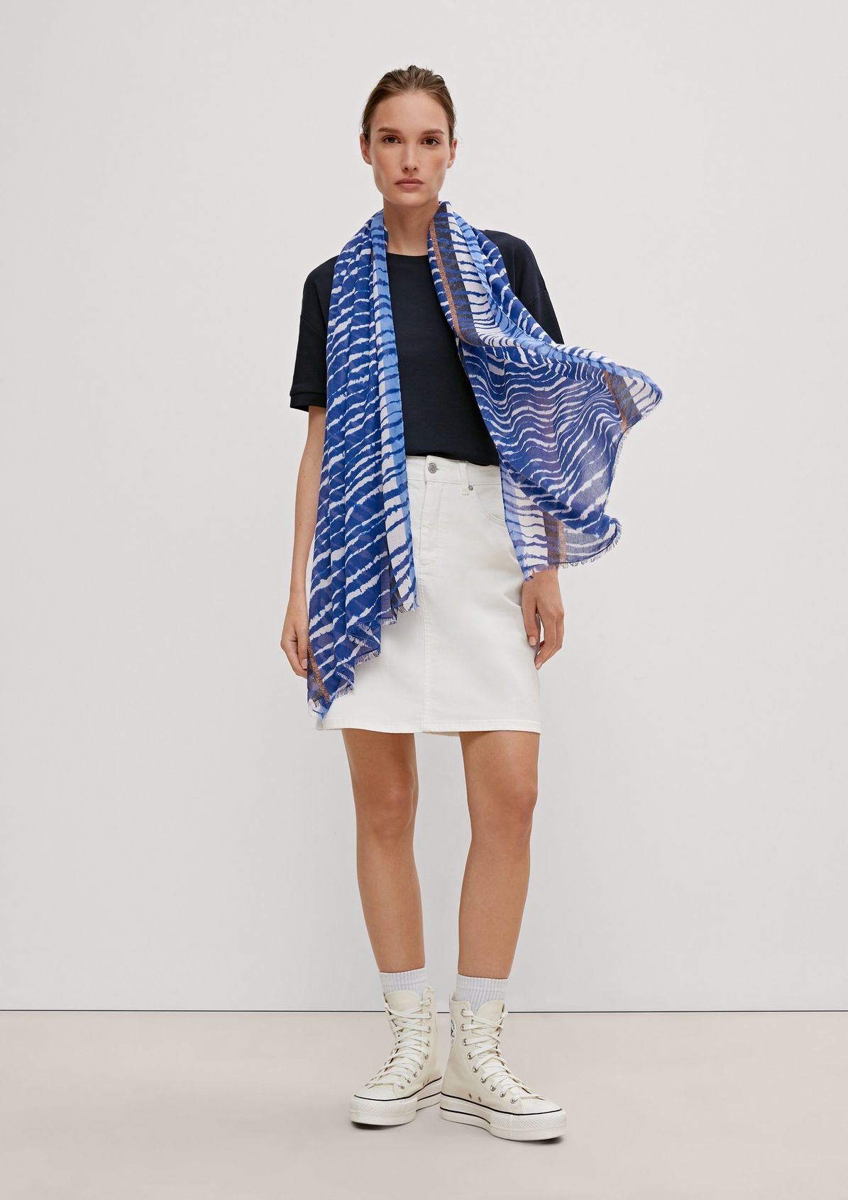 Scarf with an all-over print from comma