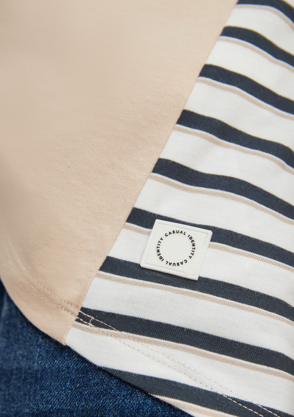 T-shirt with a striped detail from comma