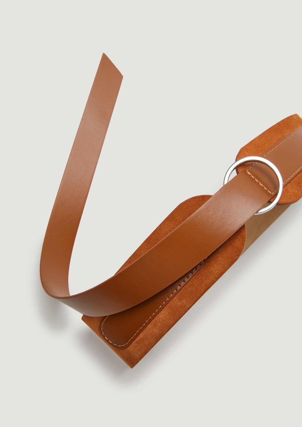 Wide belt with a ring buckle from comma