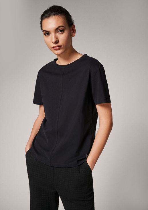 T-shirt with a dividing seam from comma