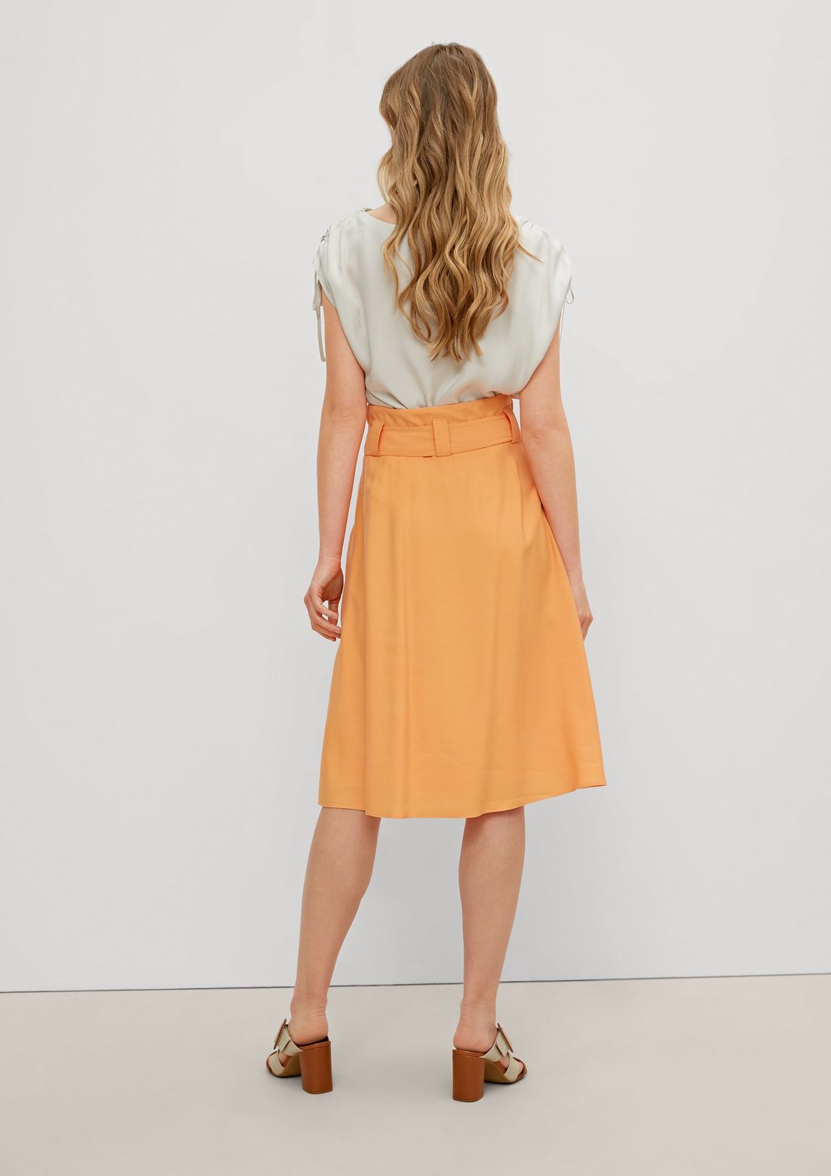 Midi skirt with a hook clasp from comma