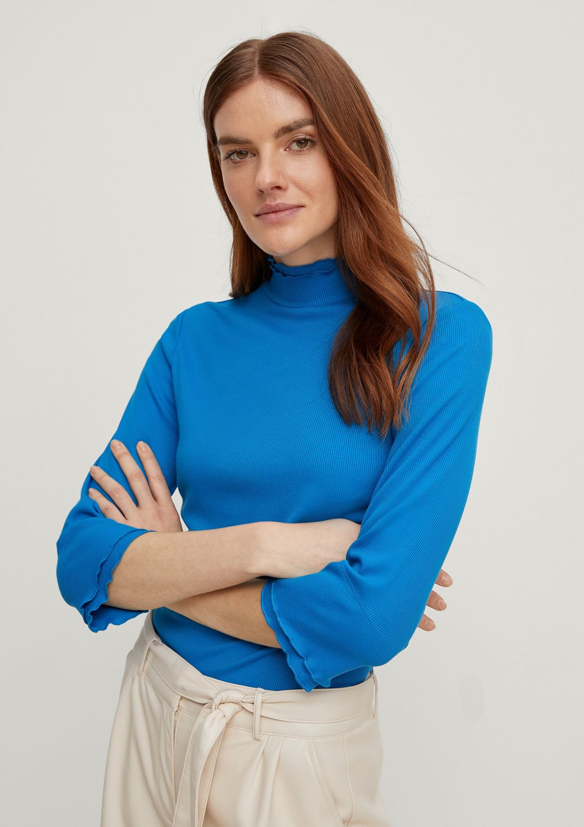 Ribbed top with a gathered detail from comma