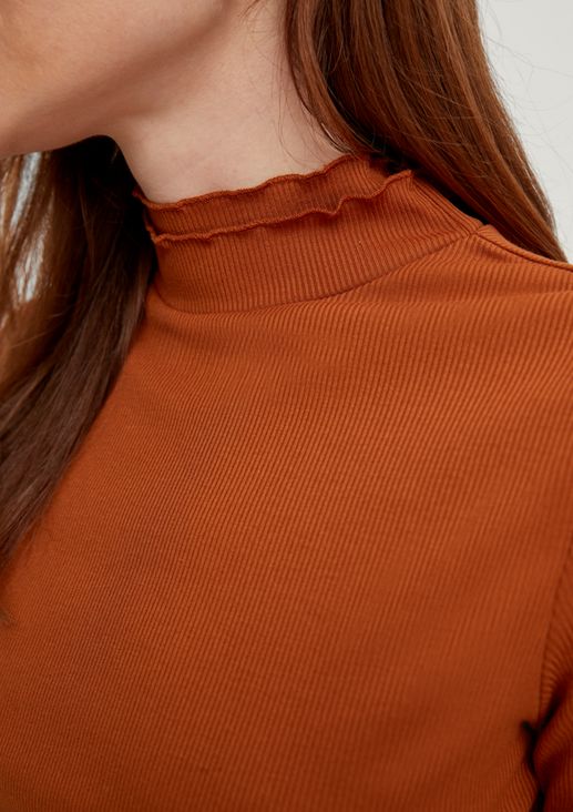 Ribbed top with a gathered detail from comma