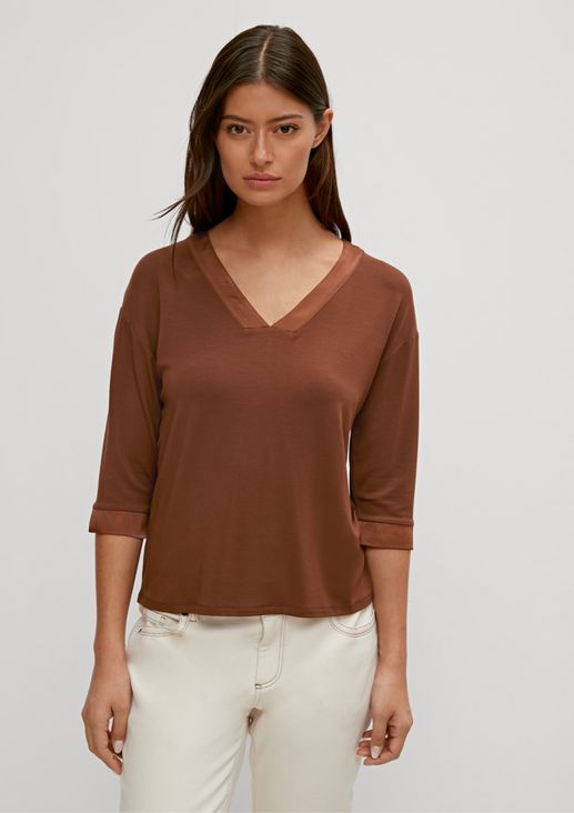 Top with a V-neckline from comma
