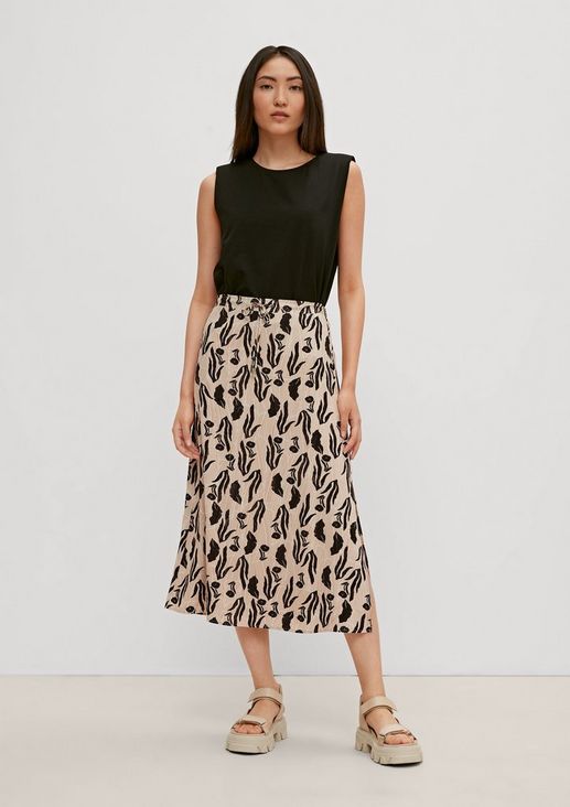 Slim-fitting crêpe skirt with a slit from comma