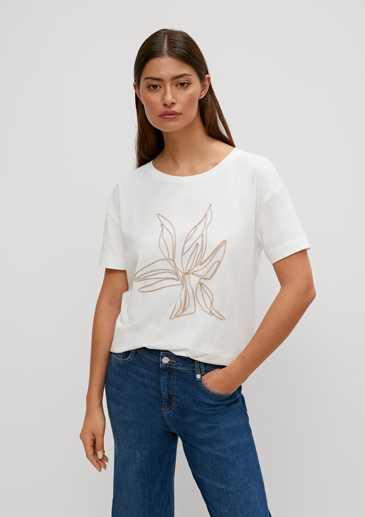 T-Shirt mit floralem Stickmotiv 