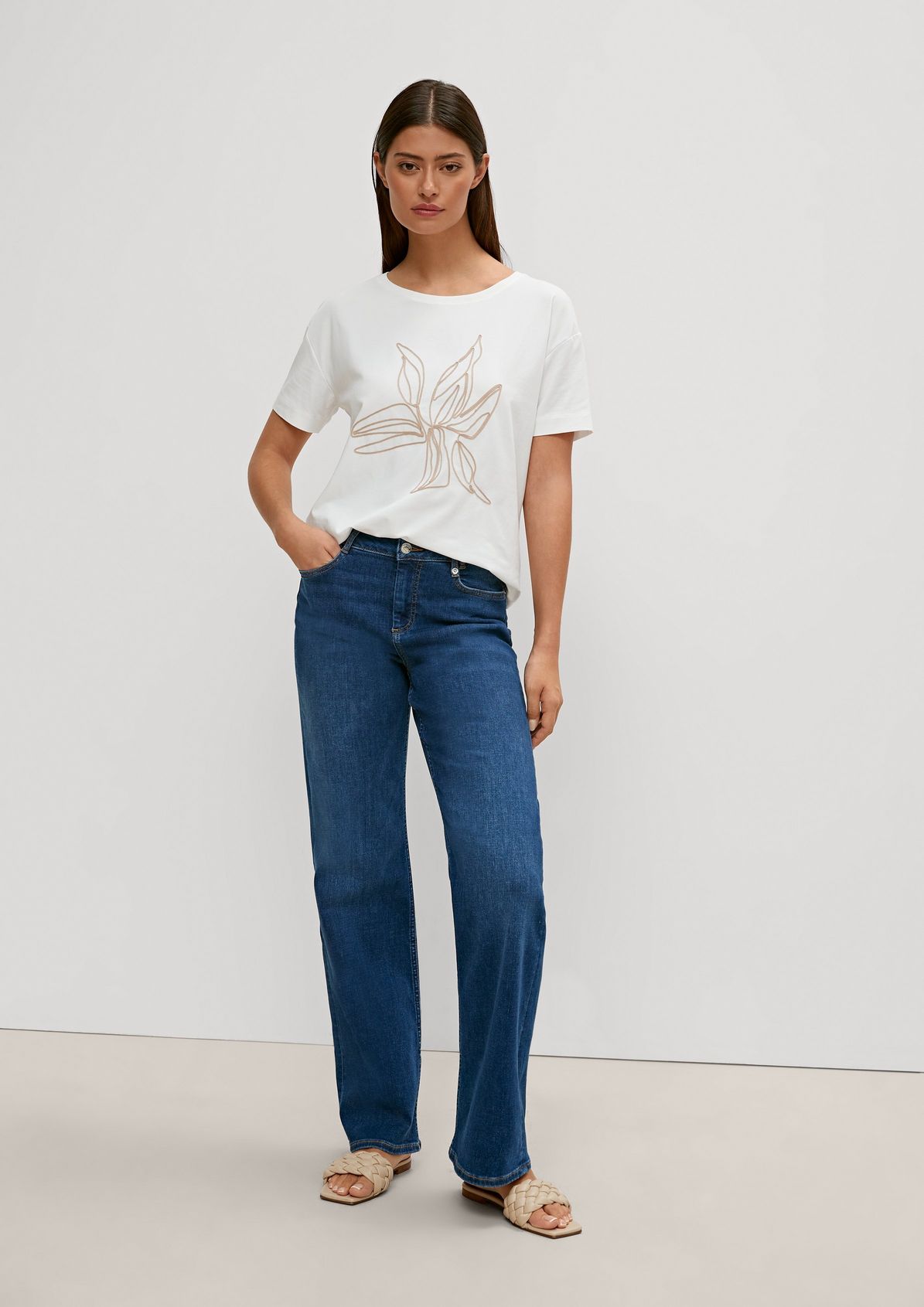 T-shirt with a floral embroidered motif from comma