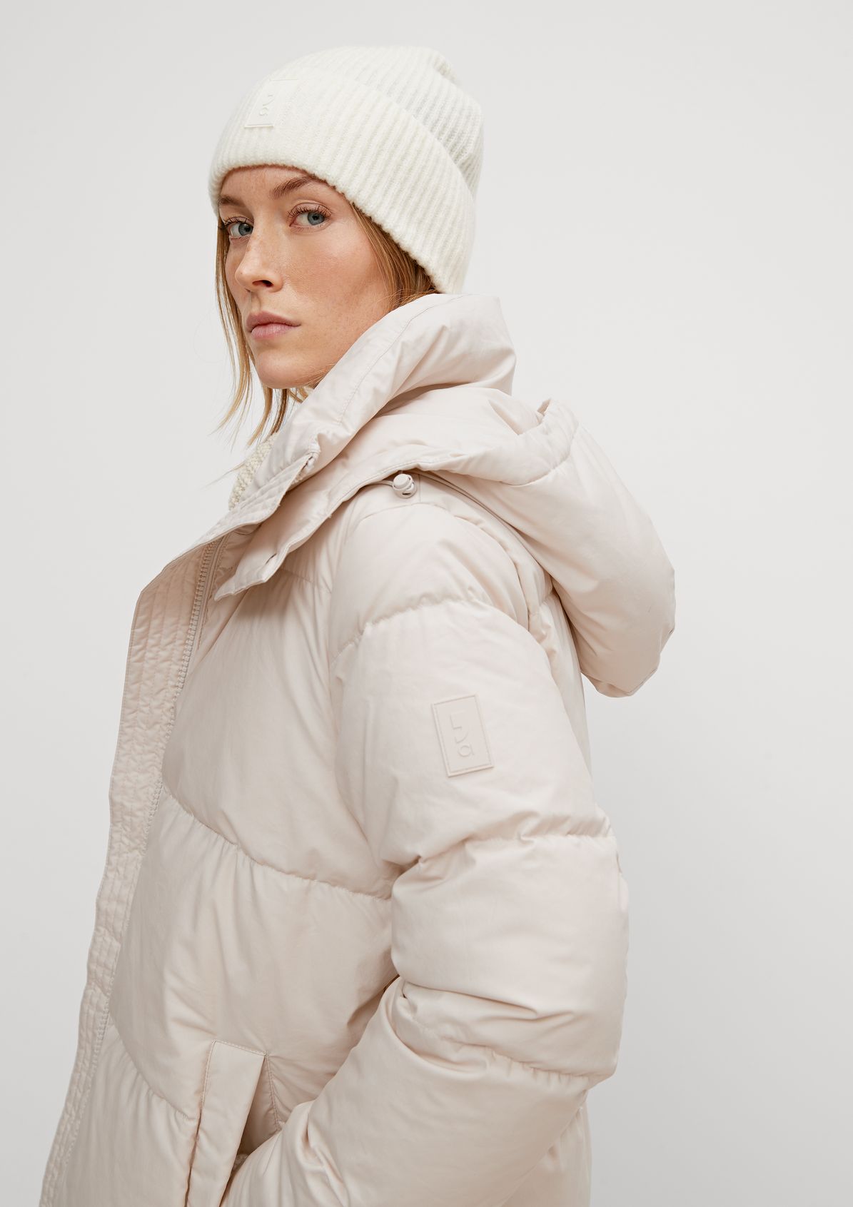 Down coat with a detachable hood from comma