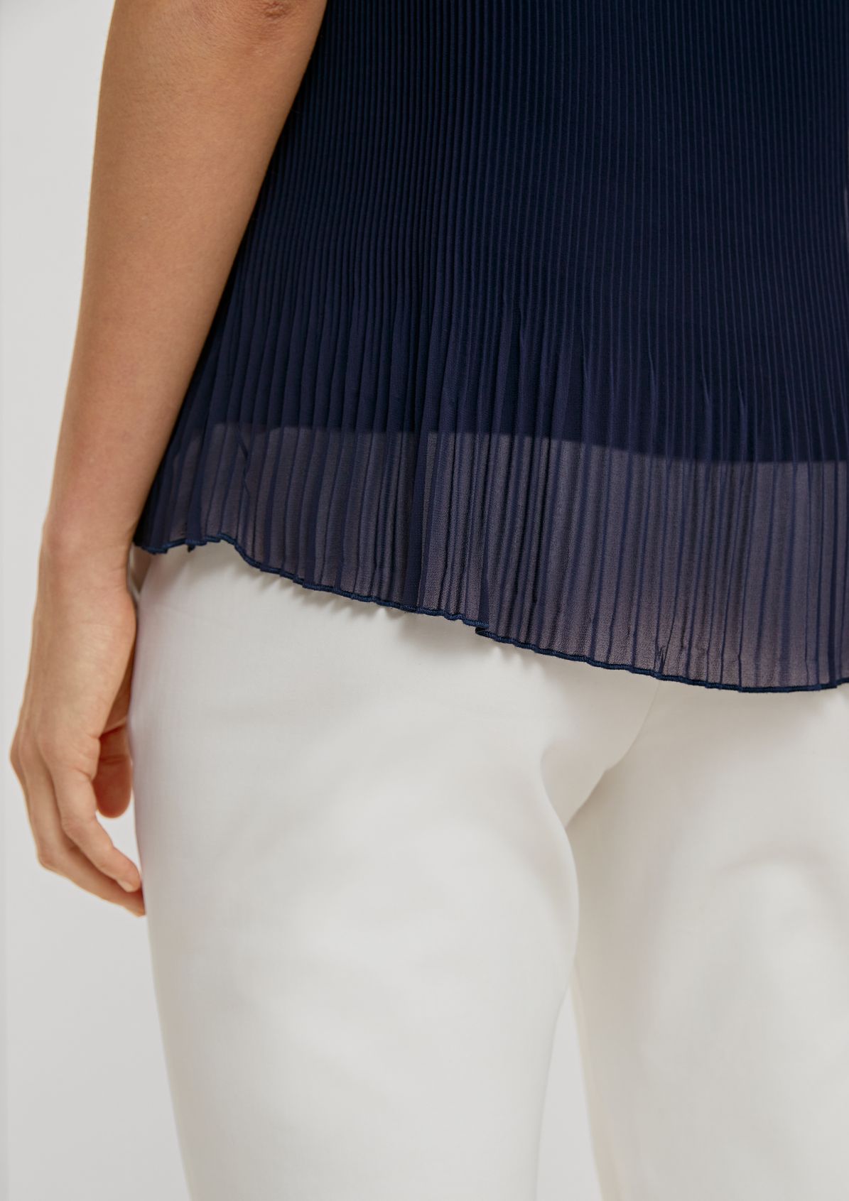 Top with pleats from comma