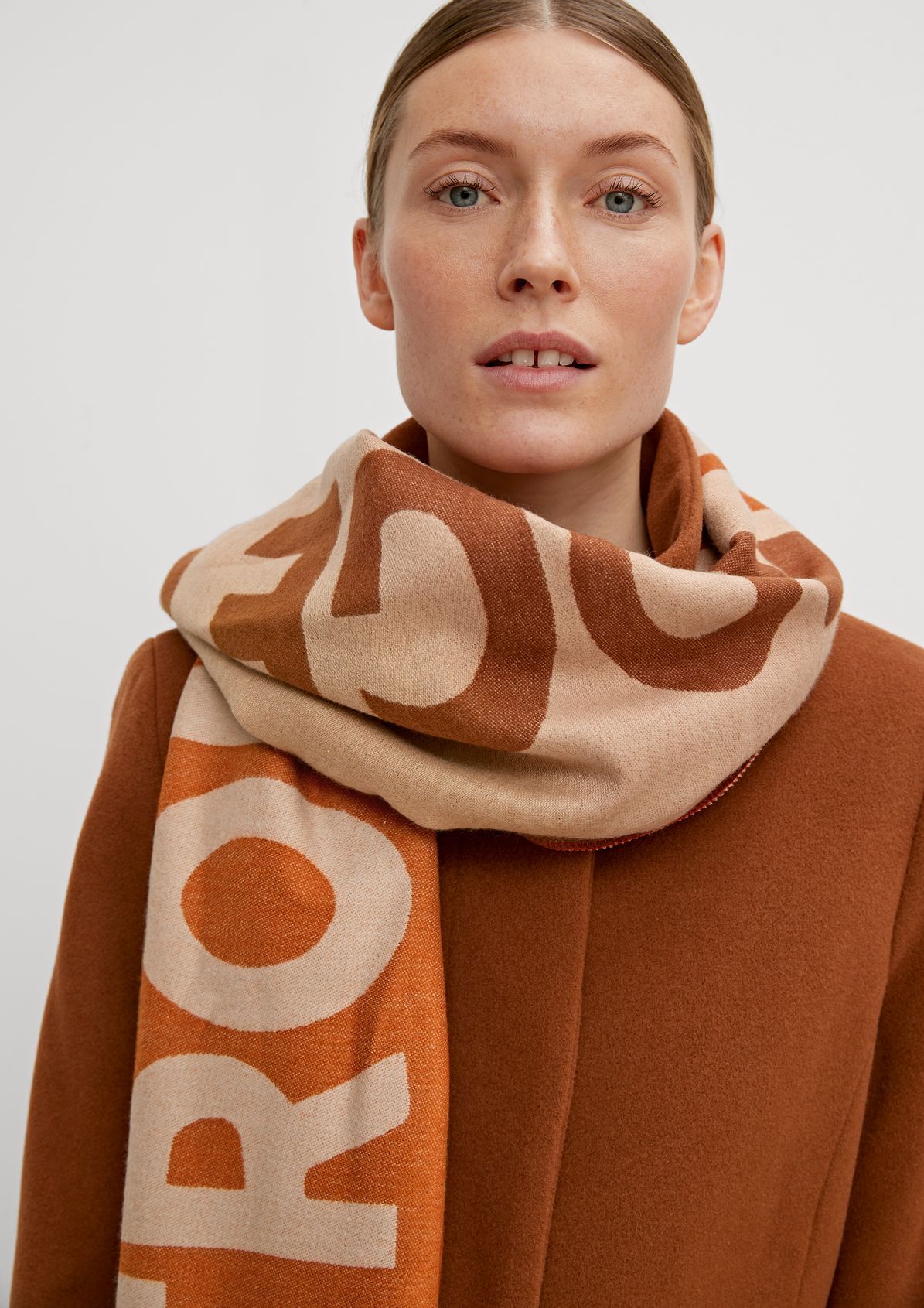 Scarf with colour blocking from comma