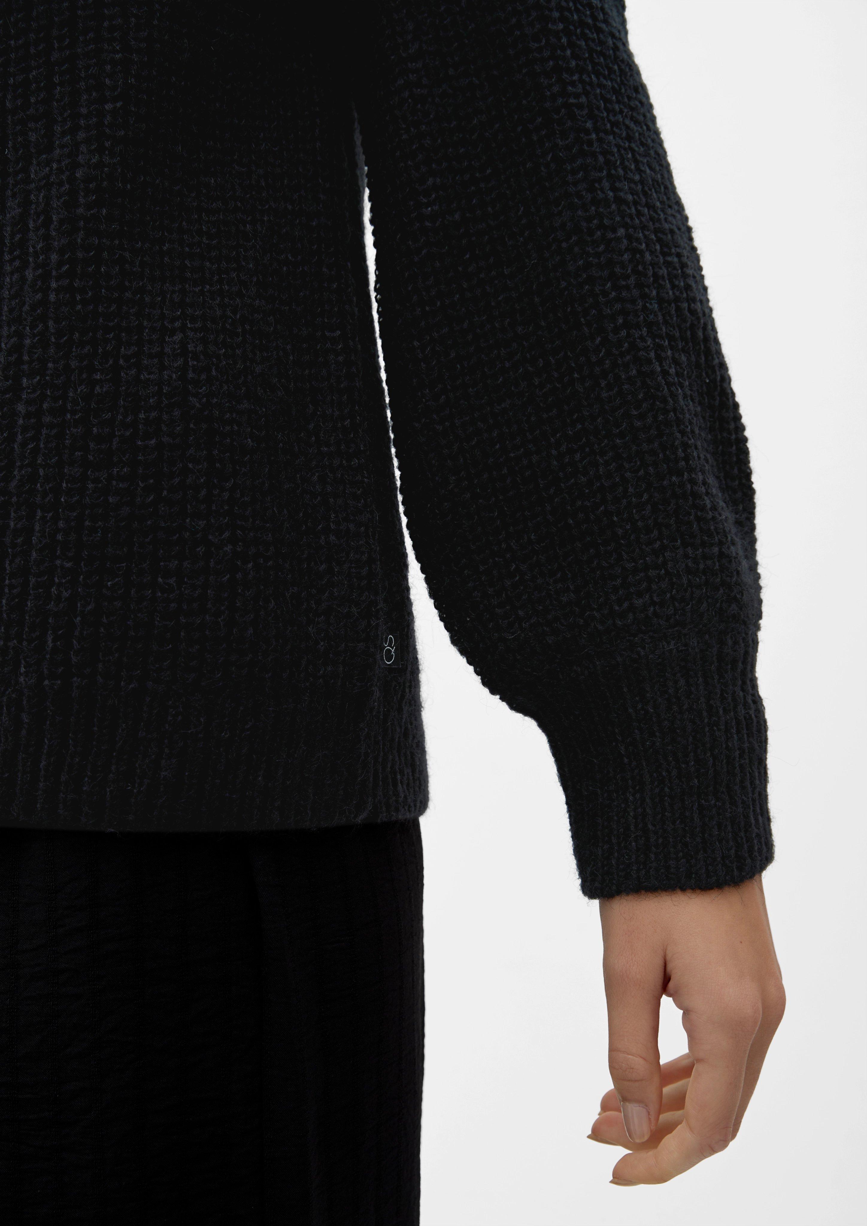 Knitted pullover