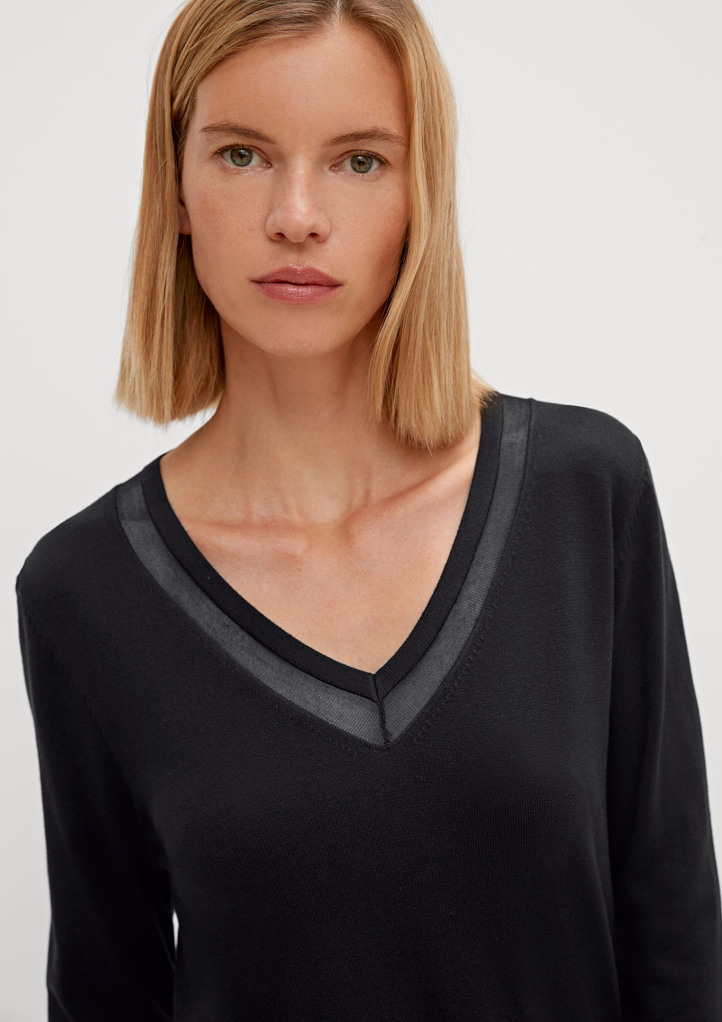 V-neck jumper