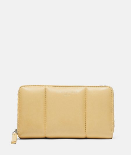 Classic purse in a handy size from liebeskind