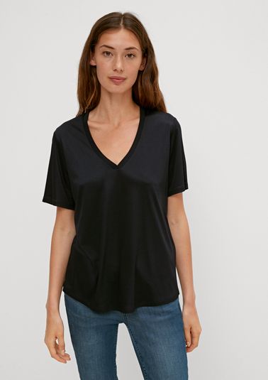 Shimmering V-neck top from comma