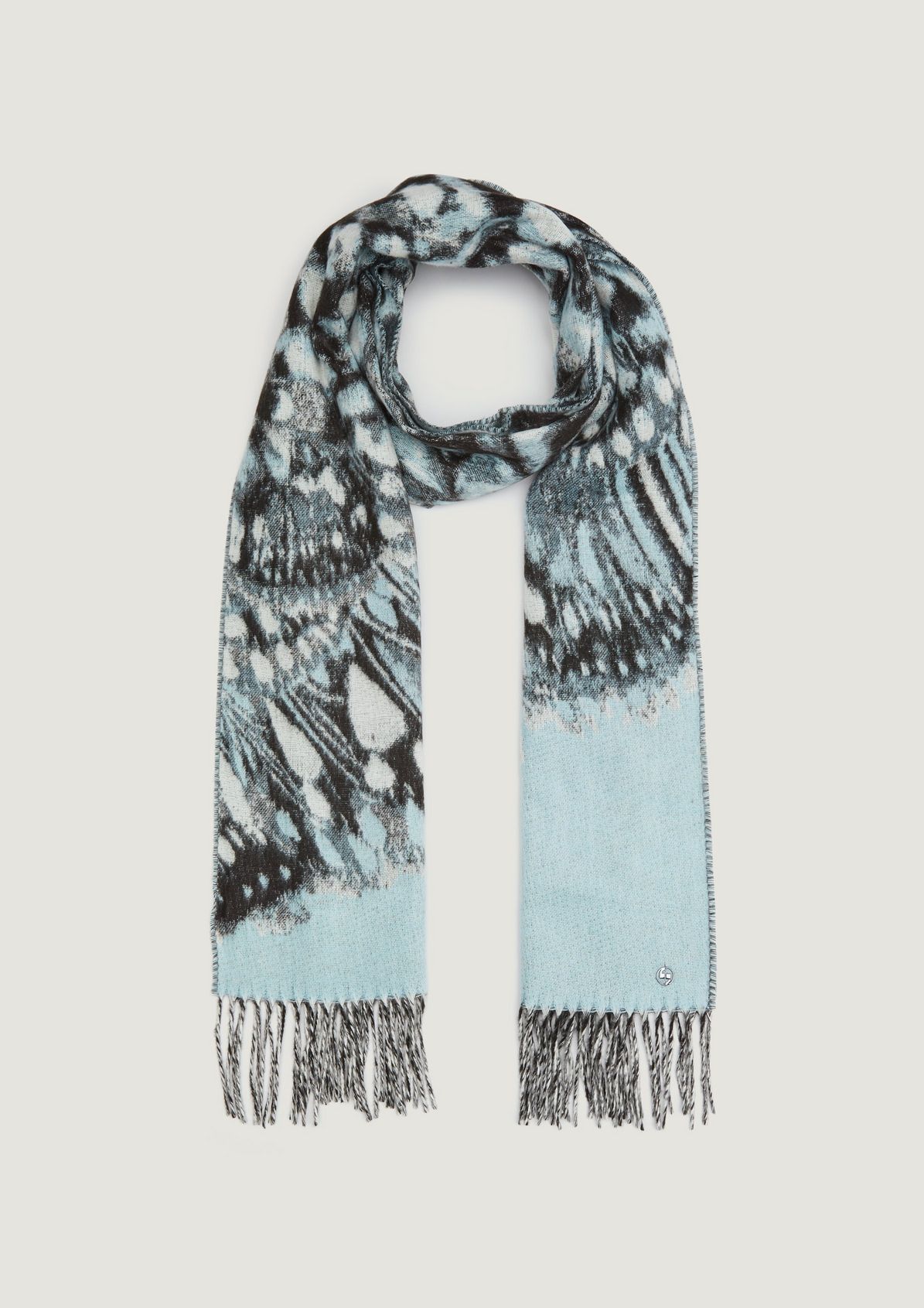 Scarf with fringing from comma