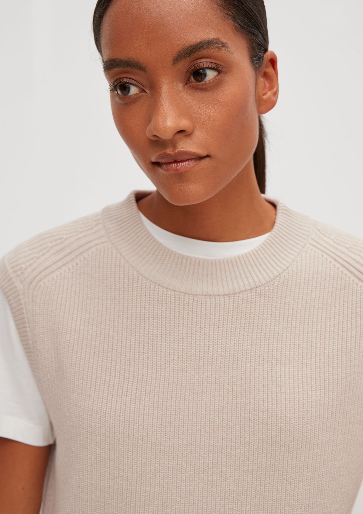 Sleeveless knitted jumper with ribbed details from comma